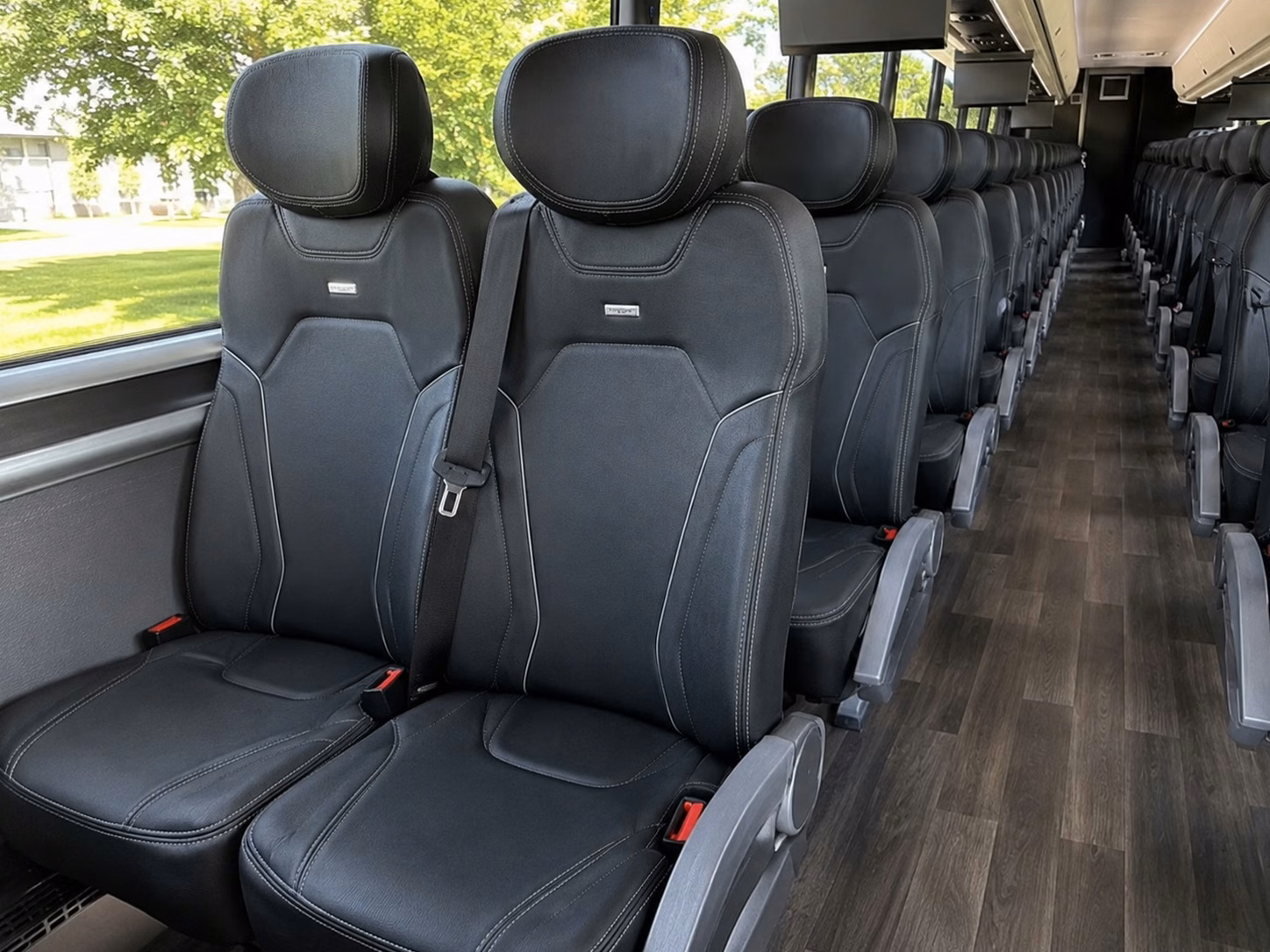 shuttle your wedding guests between savannah s historic squares and reception venues